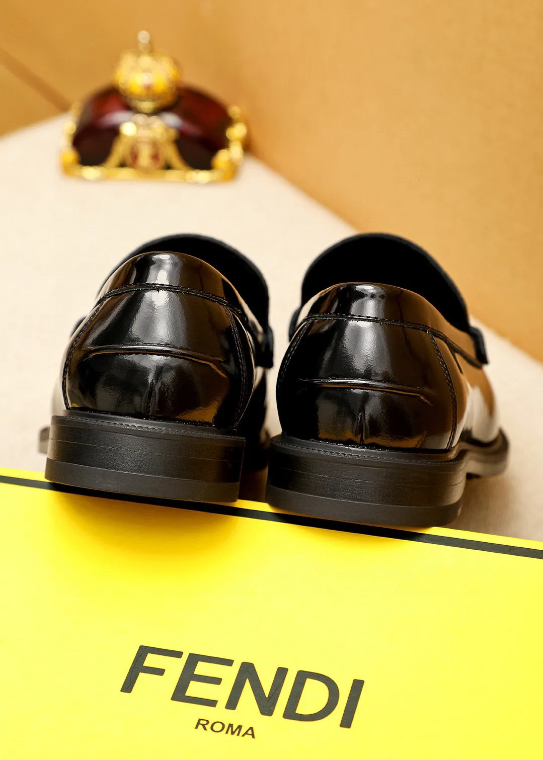 Men's shoes 💰460 💐 Product trademark: FENDI [Fendi] casual leather shoes Regular size: 38-44 (45🉑️customized) Product materials: Selected imported first-layer calfskin embossed upper + luxury hardware buckle, imported cow 🐂 lining. Strong three-dimensional visual effect, rubber outsole Color: 1⃣️color optional